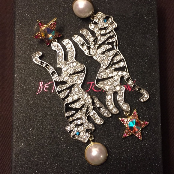 🐅BETSEY JOHNSON PEARL TIGER MISMATCH EARRINGS - Picture 2 of 7